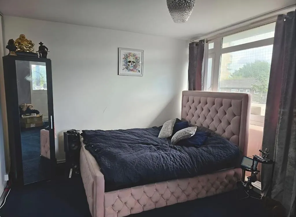 Double Room In Shared Apartment With Great Transport Links To Central London