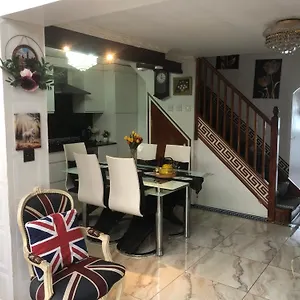 Cheerful 4 Bedroom House With Garden Free Parking Holiday home